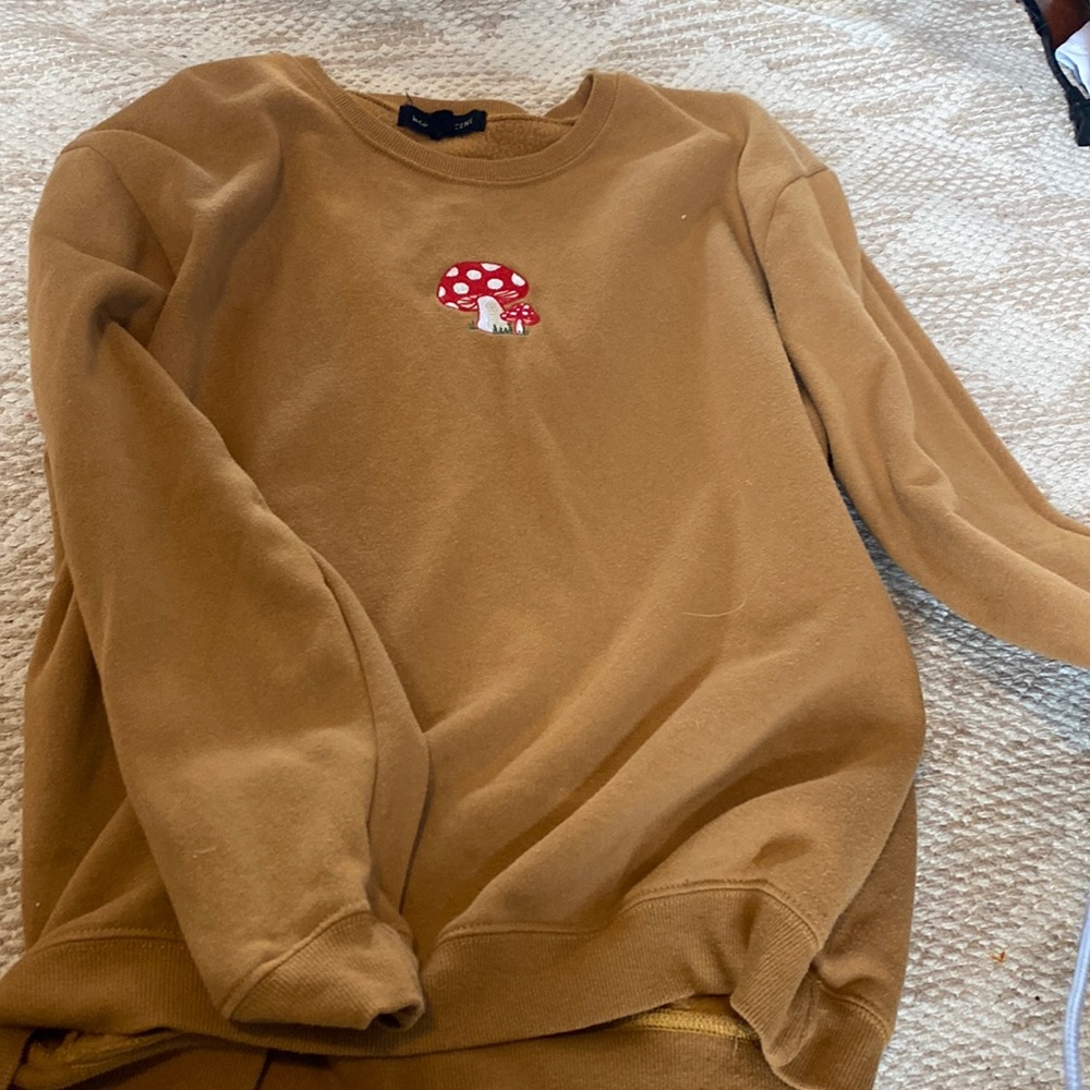 Crewneck with small mushroom embroidery